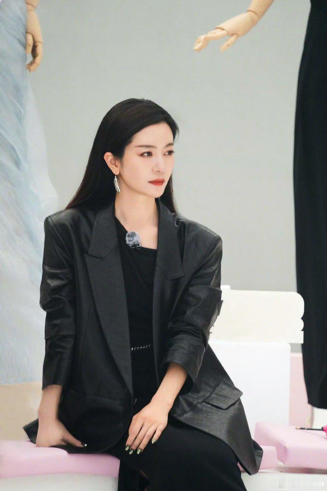 李晟在角落里暗自努力 李晟像极了没人发现的枯叶蝶！在角落里暗自努力，不停止排练的