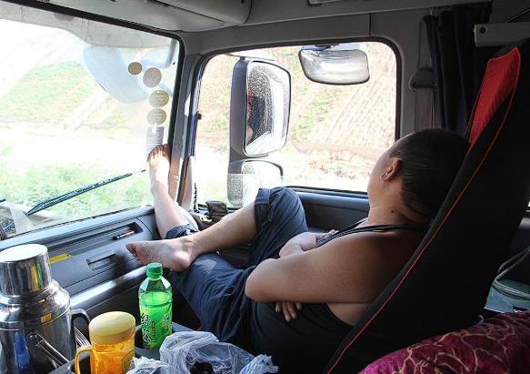 泪目！54岁山西卡车司机途中突发心梗去世，由于十几万的货物没送到，家属即将面临巨