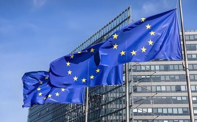 有人认为：“中国和印度届时或许会面临两难抉择。如今欧盟已无期限冻结了俄罗斯海外资