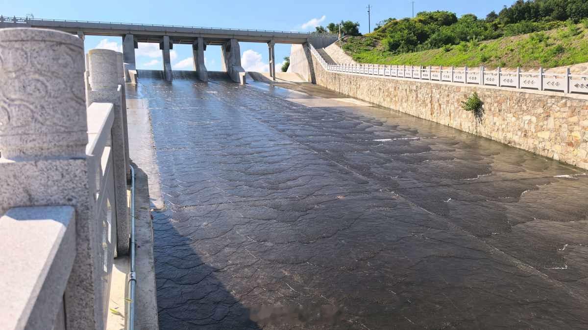 【黄冈全力迎战台风对15座病险水库清空腾库】7月11日，黄冈全面进入防台风临战状