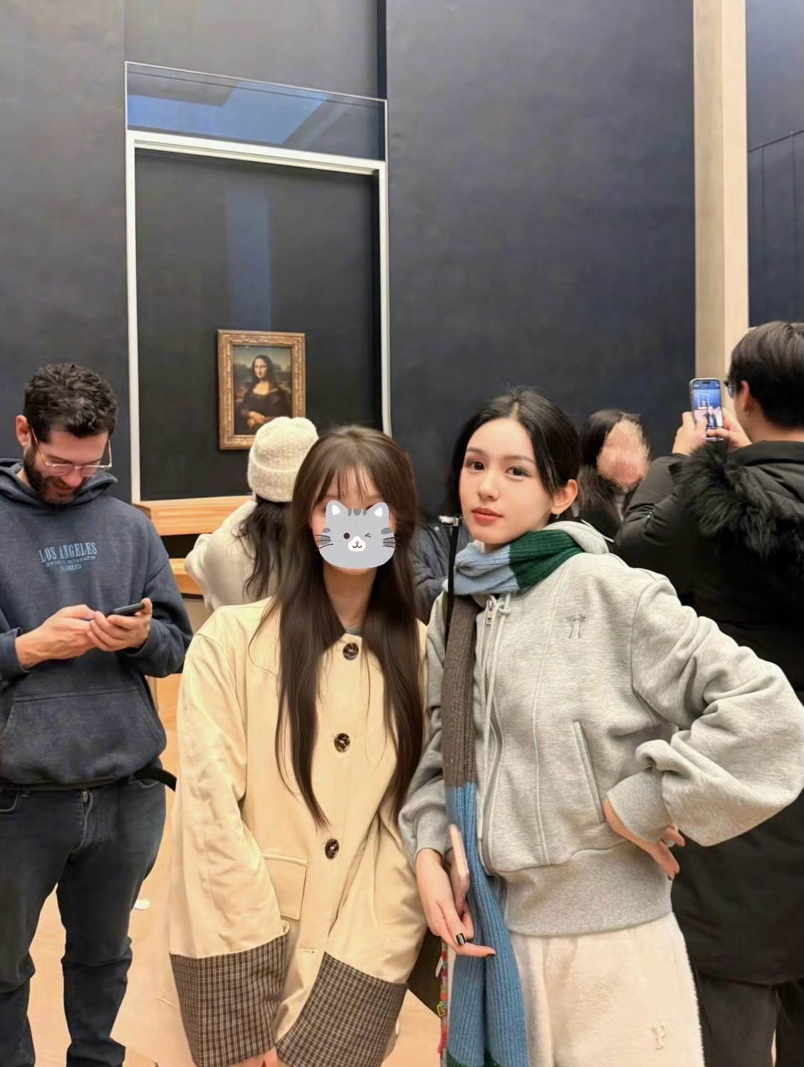 网友巴黎偶遇周也有网友在蒙娜丽莎前偶遇周也，这是什么运气呀！！！好美！ 