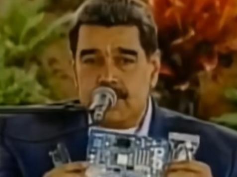 这两天委内瑞拉出了个能笑一年的名场面，总统马杜罗在公开活动上，举着块看起来泛黄的