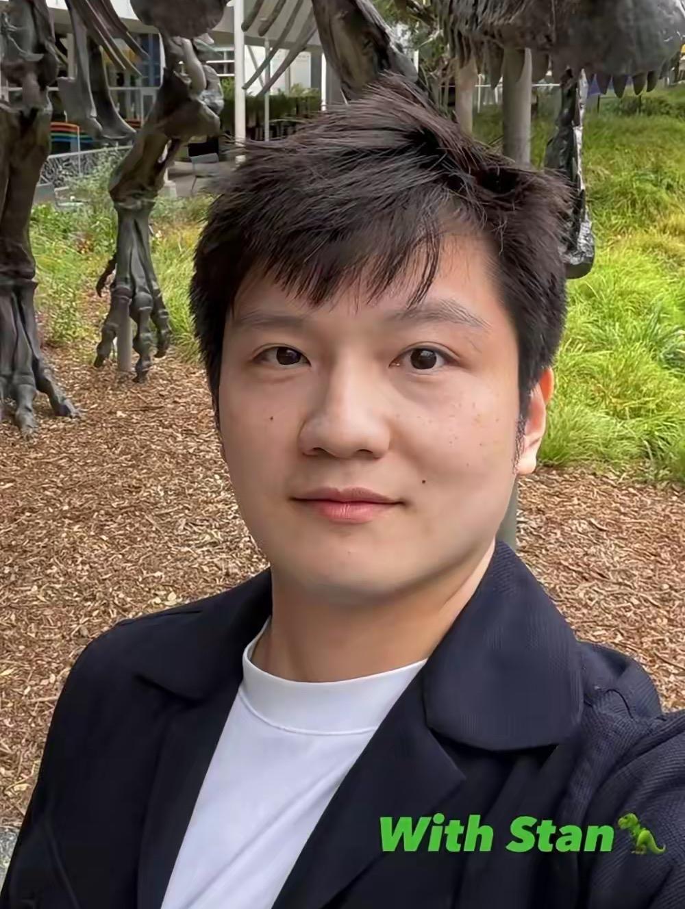 樊振东现身美国乒联赛赛场。

4月21日，樊振东入场时，全场的观众一片沸腾，他们