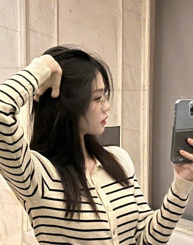 白鹿 bl白鹿 bl白鹿听到恭迎爱奇艺女王的反应 

可惜我才十几岁 放不下学业