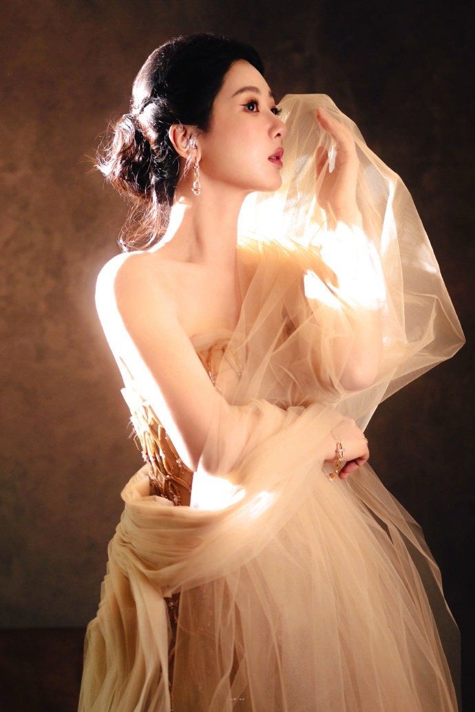 杨紫玉兰花开君再来 💜杨紫董竹君 我也不想脑袋里满满都是你，可是怎么办？我又不