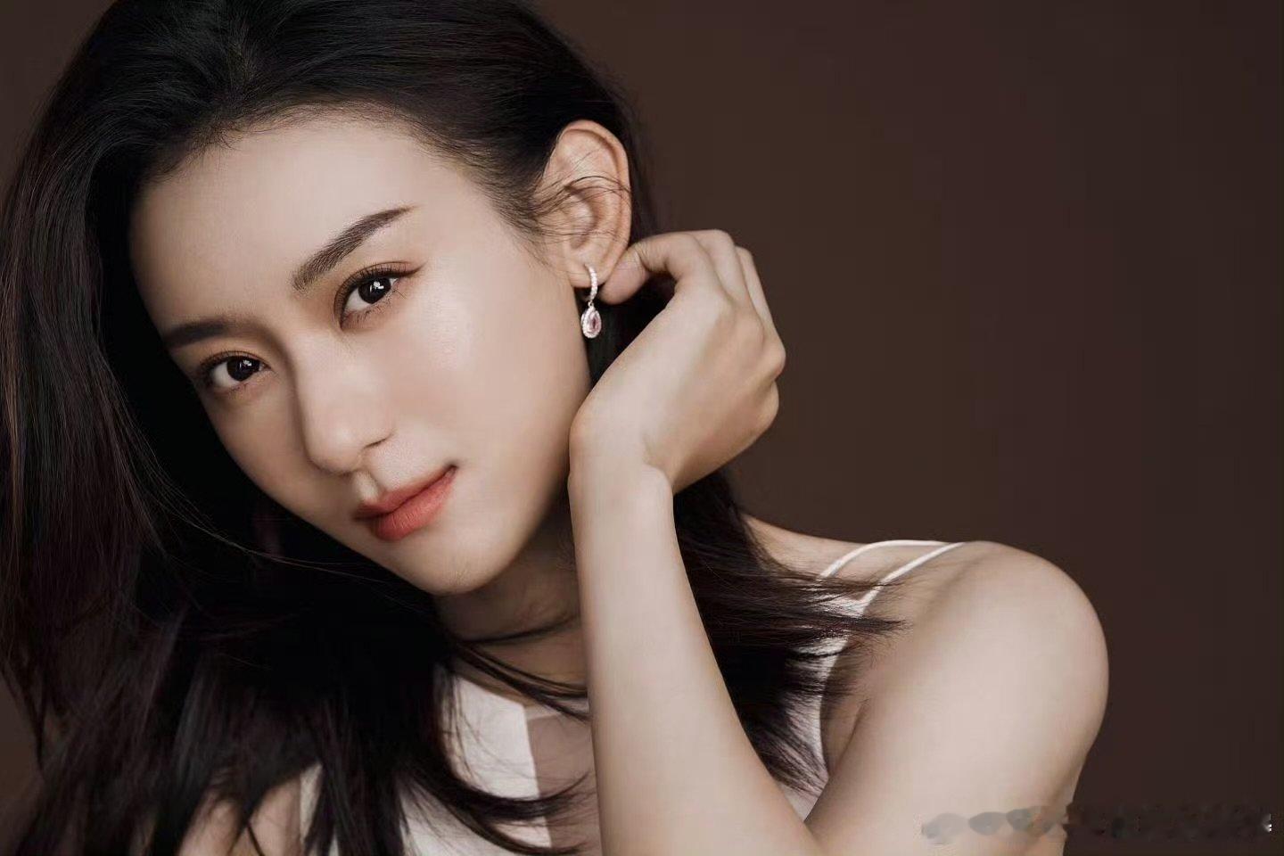 侯宇京剧唱腔侯宇的唱腔一曲《梨花颂》婉转悠扬，侯宇一开嗓便惊艳全场，弹幕宛若春晚