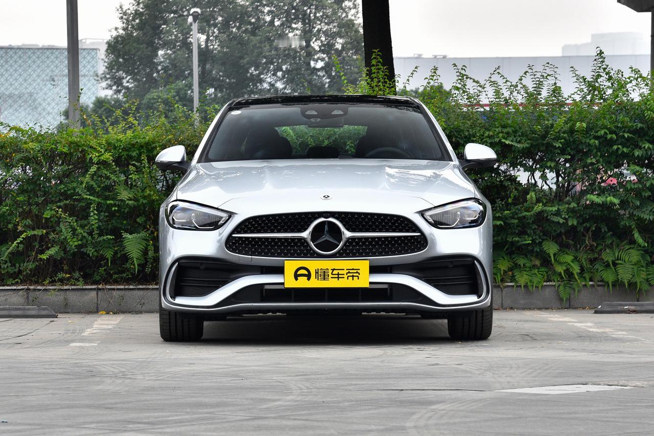 奔驰 C 级的主流受众多为年轻女性，其高颜值与适中尺寸非常符合女性审美与驾驶需求
