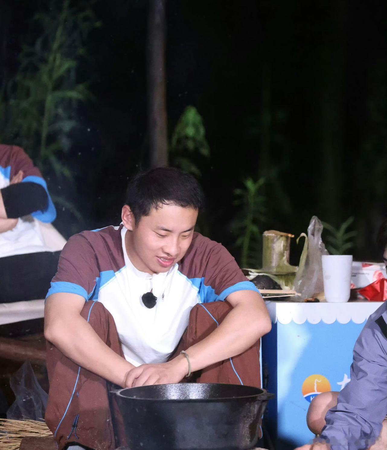 徐志胜谈成年人要再把自己养一次高二才出远门的遗憾，在他踏上山野的那一刻闭环了：原