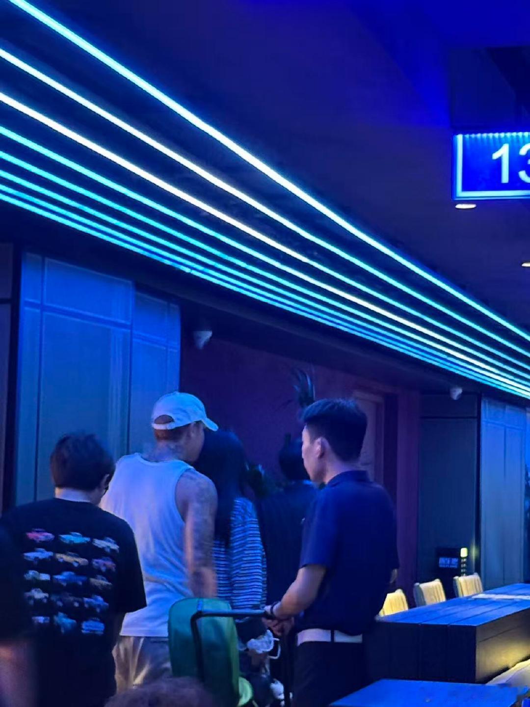 打高尔夫偶遇黄子韬徐艺洋网友偶遇黄子韬徐艺洋打高尔夫，徐艺洋真人比镜头里还漂亮。