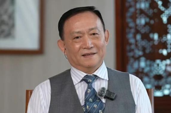 经济学者卢麒元最近扒开了一个极其尴尬的现实。国内砸进天文数字的社科研究经费，养着