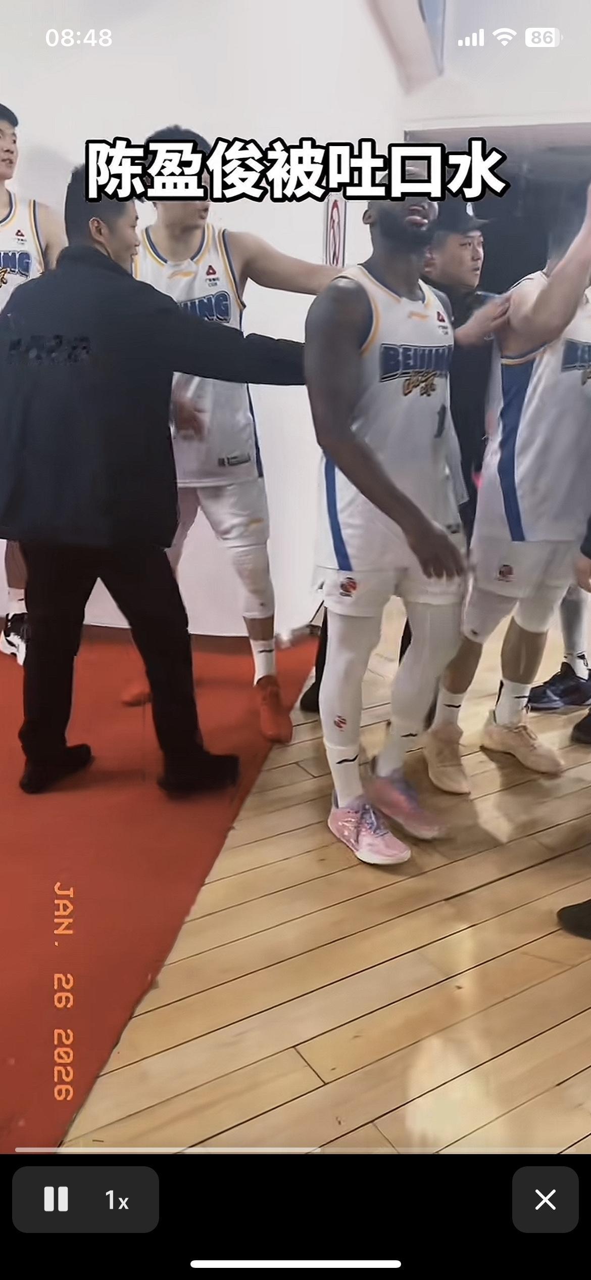 伤害性不大，侮辱性很强！骂人也就算了，还对客队球员吐口水，这些极端球迷输球又输人