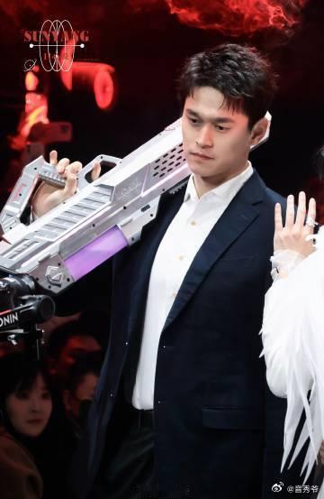 谁能拒绝孙杨宽肩窄腰黑西装 成都PEL活动现场，孙杨的黑西装造型简直帅炸了！那宽