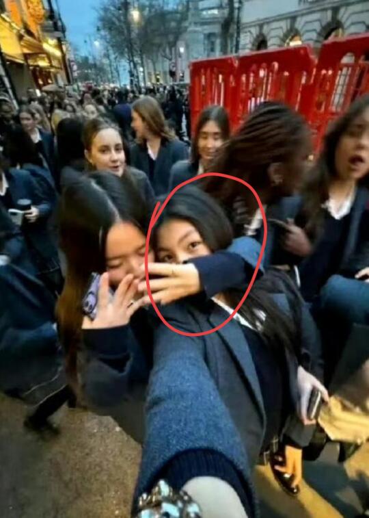 王诗龄海外留学居然没有染头发，也没化欧妆