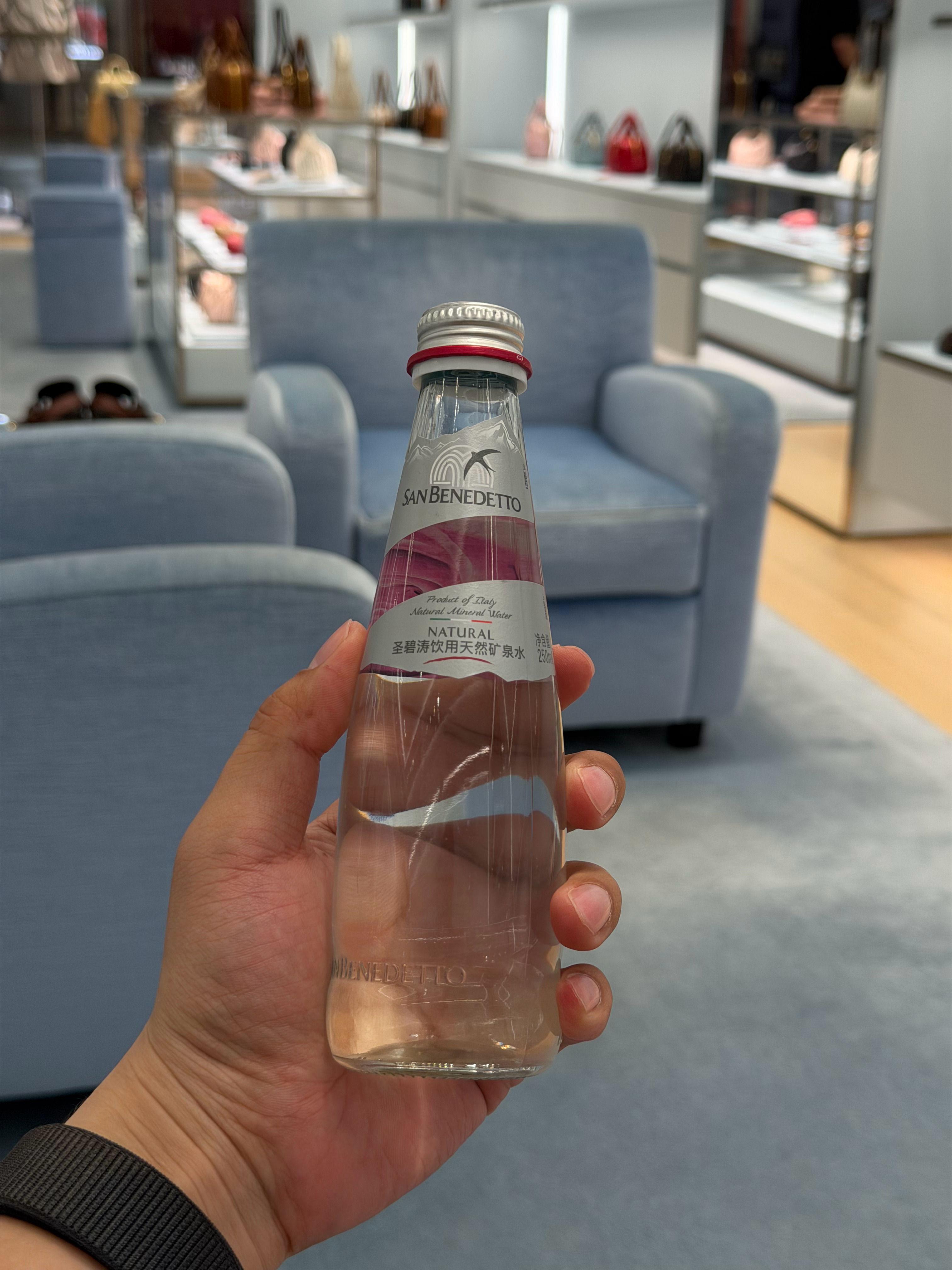 董事长又来请我喝水了，说海南的水好啊，免税 海口