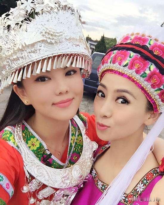 翁虹和李湘真是两朵金花，美丽又光彩照人！[给力][给力]