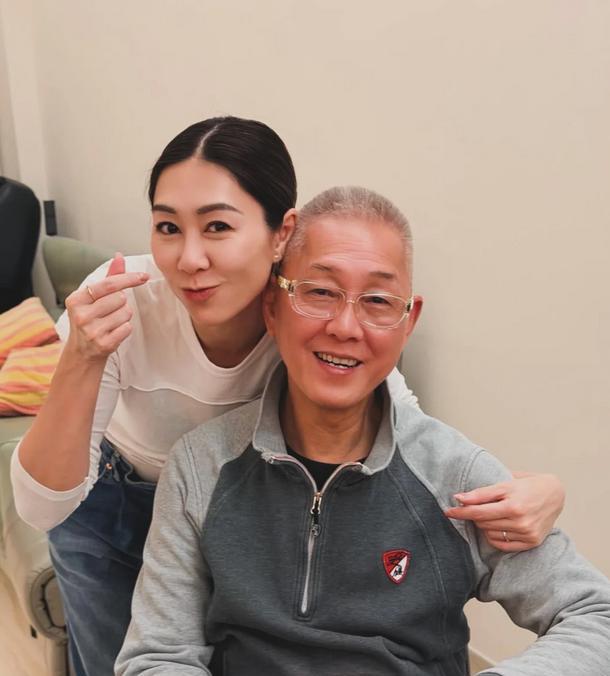 胡定欣砸六位数在富豪酒家给老爸摆70大寿，还送上刻字金表。
结果呢？
老爷子一句