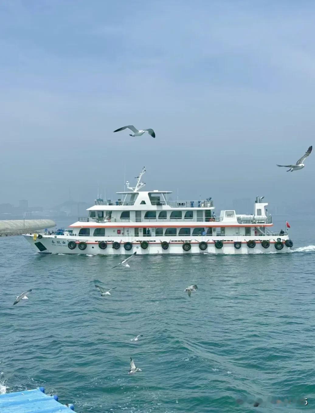 乘船而下游三峡
看天地间的壮美奇观
宛如巨龙蜿蜒在华夏大地
云雾缭绕
绿波荡漾