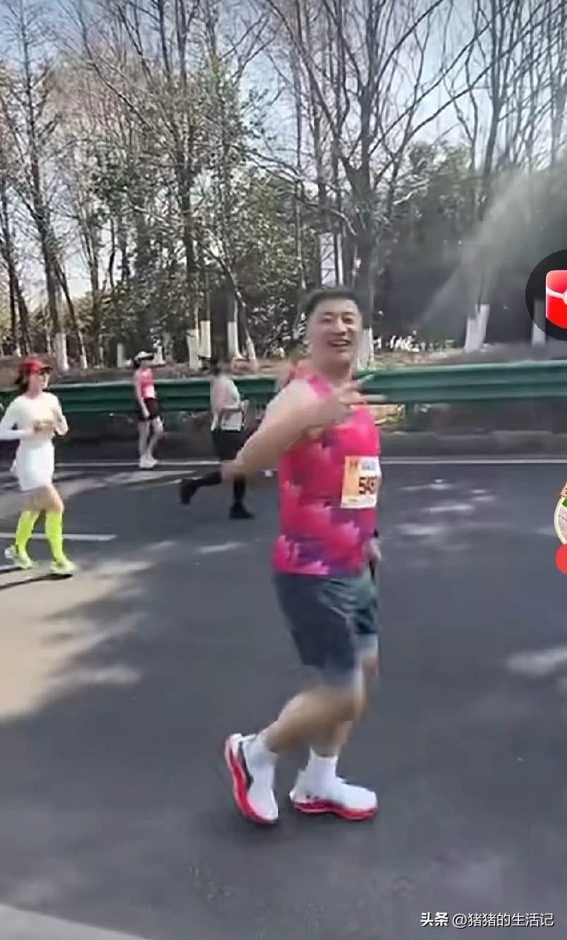 这是张雪峰去年的无锡马拉松比赛，彼时他还开心的一边跑一边比耶。大家发现了吗？
