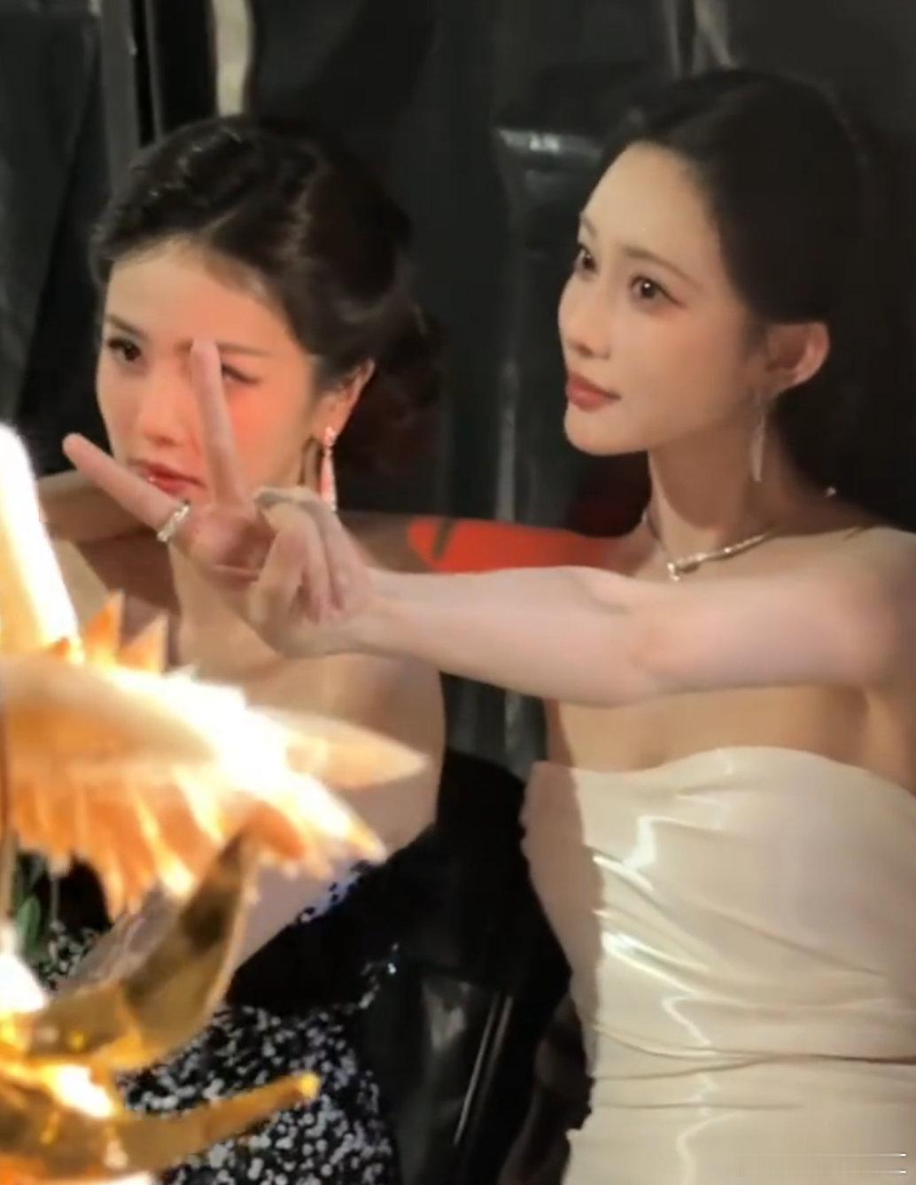 白鹿孟子义自拍啊啊啊我疯了！白鹿孟子义贴脸自拍，这是什么人间理想型合照！白鹿孟子