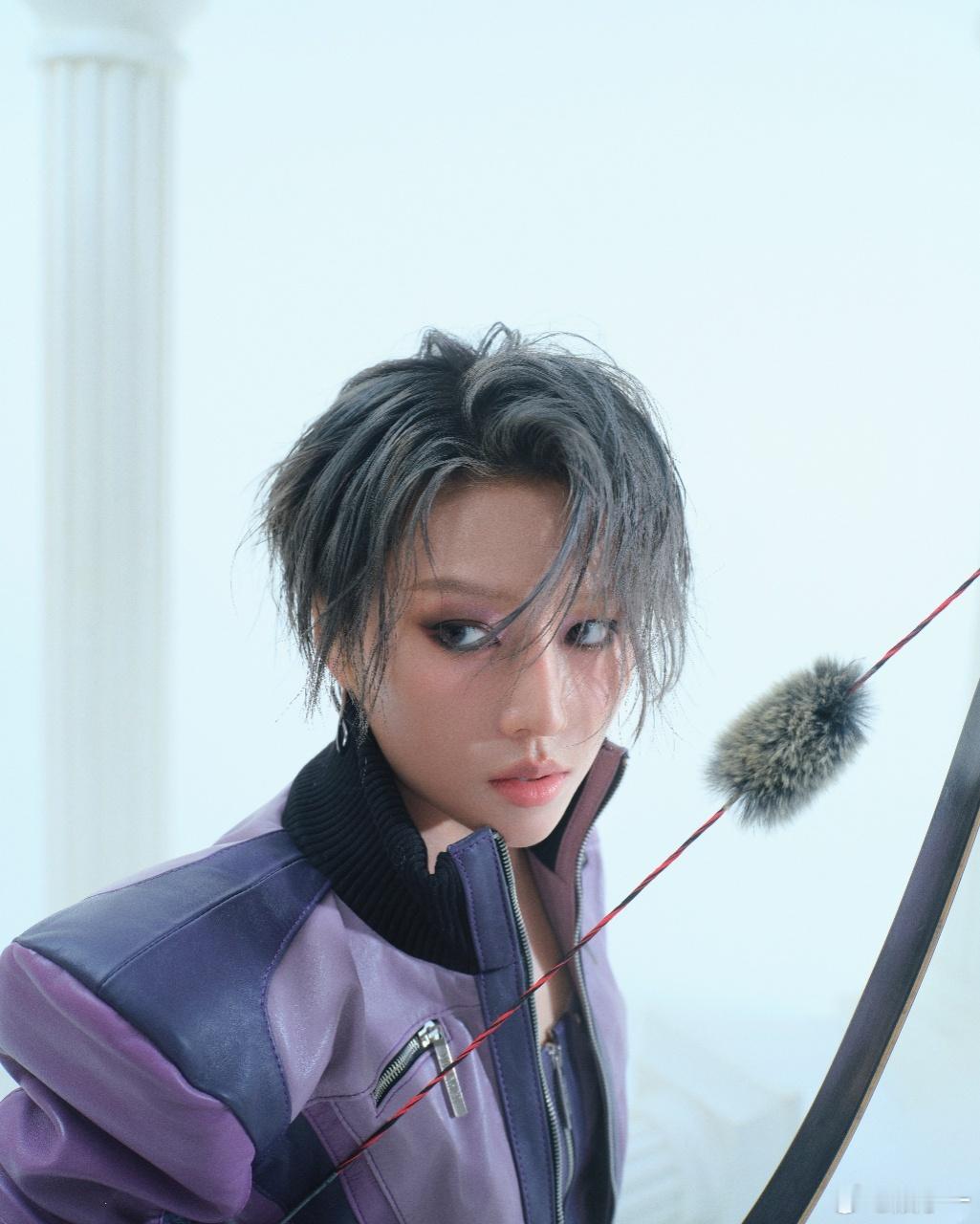 刘雨昕这下真破次元壁了 刘雨昕东方卫视跨年造型飒爽！骑马弓箭元素融入，古典场景与