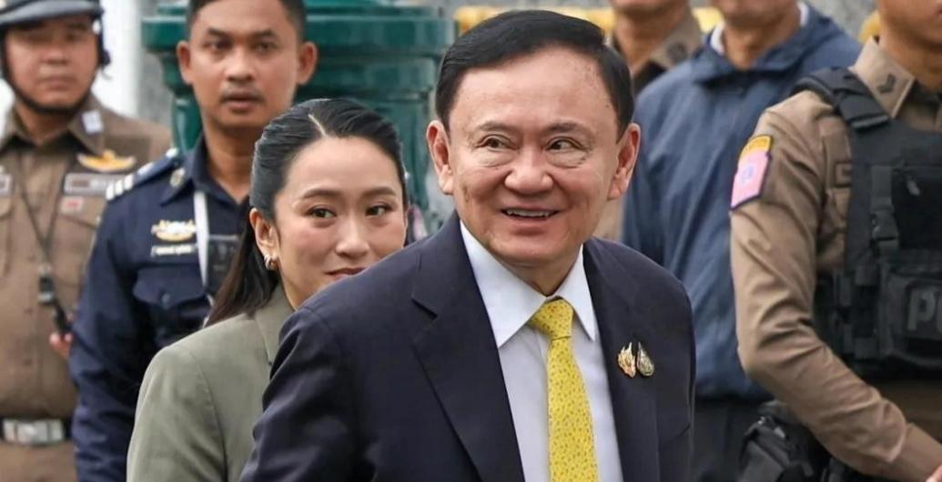 *泰王玛哈・哇集拉隆功亲自签下特赦令，免除了他信的剩余刑期，这也标志着沉寂多年的