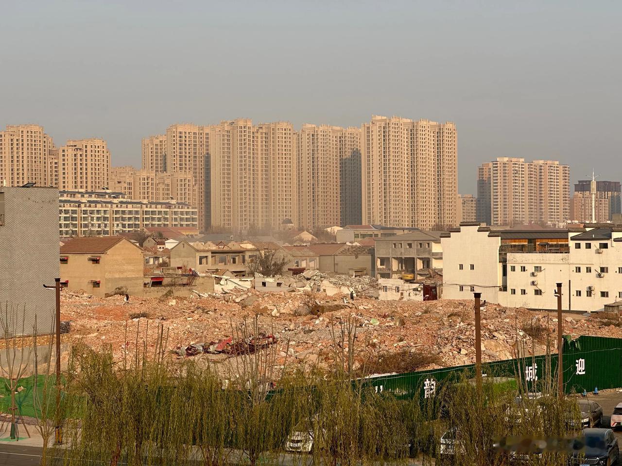 30多层，两梯三户，这种房子住起来真的难受，一栋楼住那么多人，上下班等电梯要疯