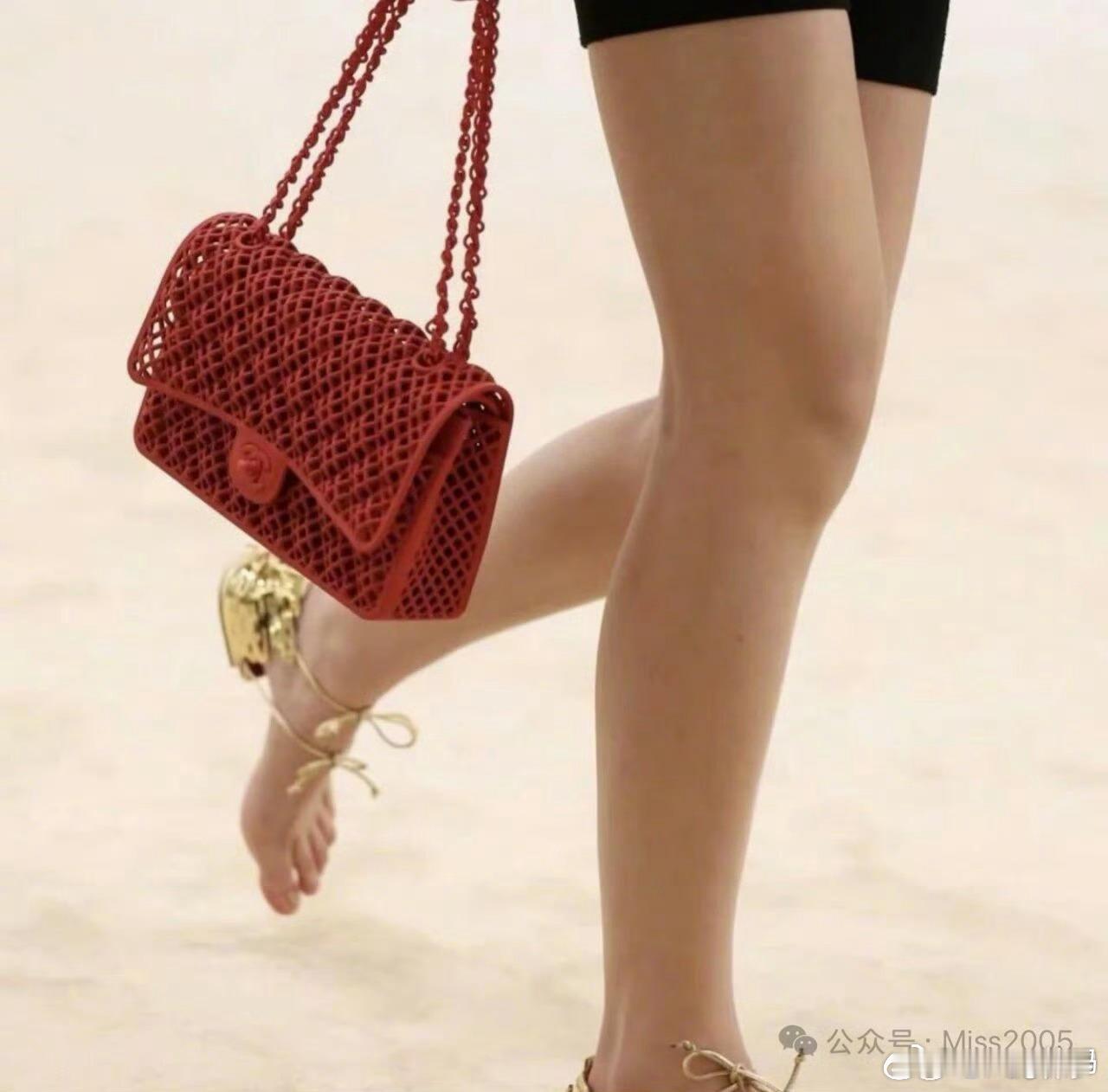 香奈儿发布无底绑带鞋被吐槽抽象又是什么富人游戏？只有在铺满地毯的室内才能穿的鞋现