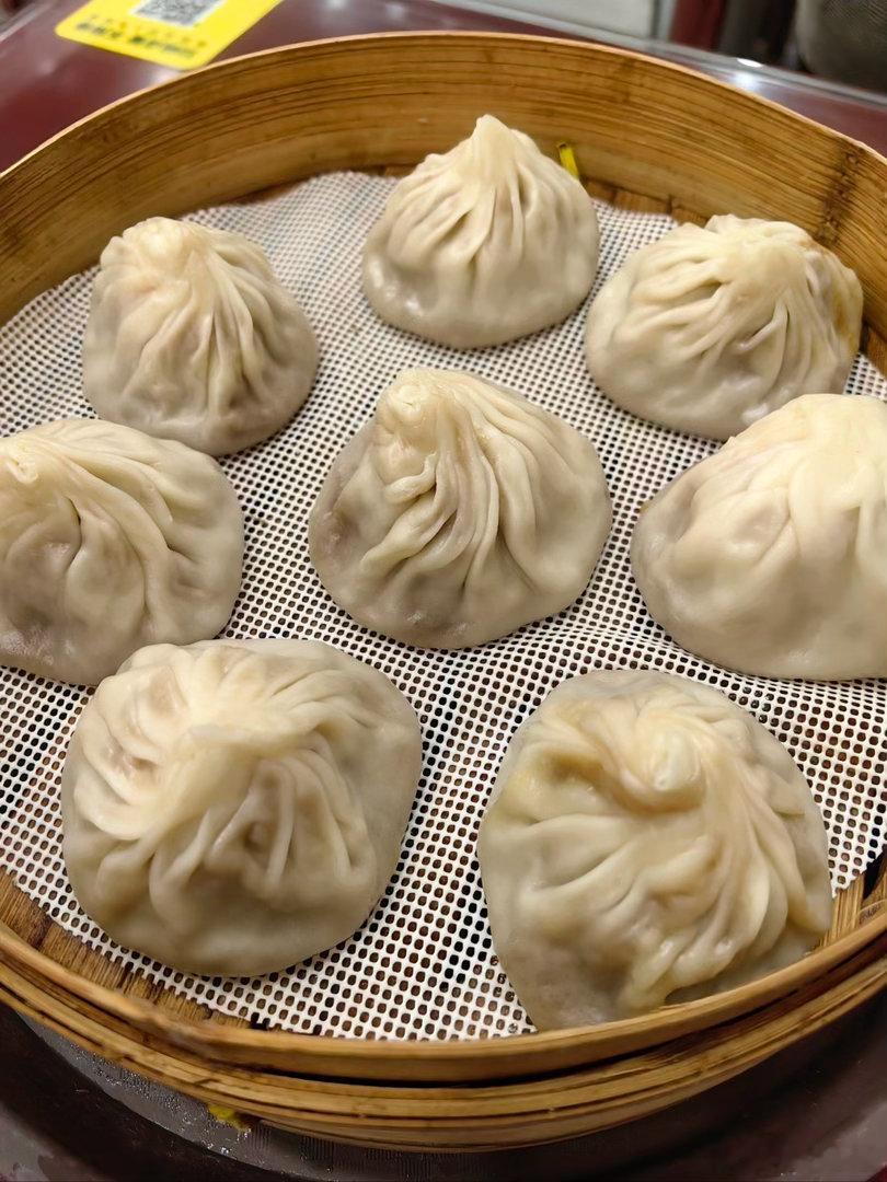 张凌赫推荐付辛博吃小笼包谁懂张凌赫这个无锡小笼包宣传大使实锤了！团建聊天付辛博问