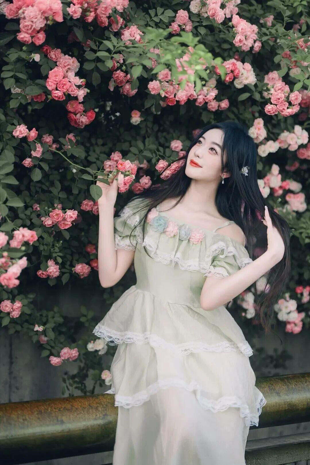 她不是凡间的女子，分明是花神在人间的具象化身！身着薄荷绿蕾丝花边连衣裙的仙子，裙