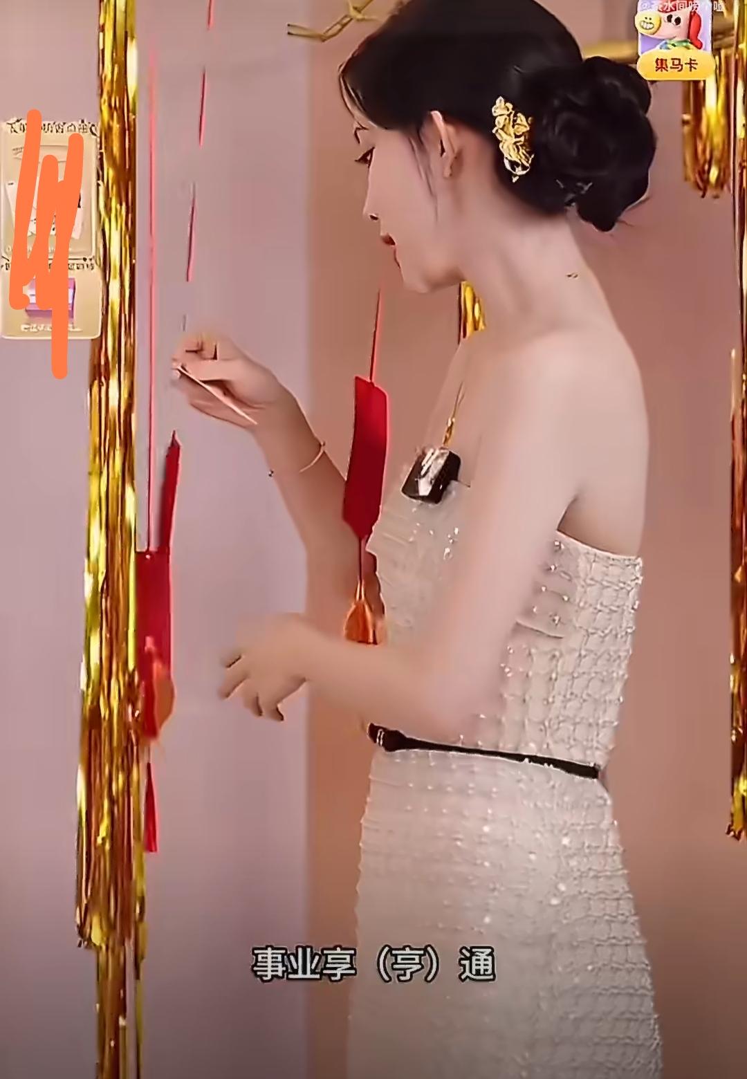 刷到孟子义直播间把“事业亨通”读成“事业享通”。

大家别一上来就扣“娱乐圈文盲