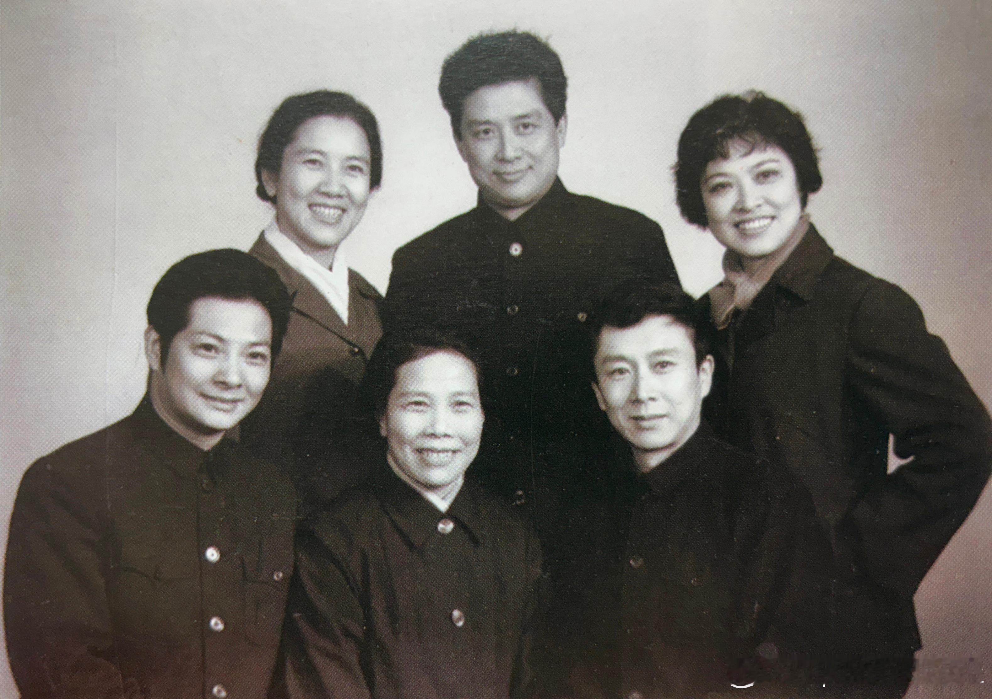 80年代越剧演员合影。前排左起史济华、张桂凤、刘觉，后排左起吕瑞英、张国华、金采