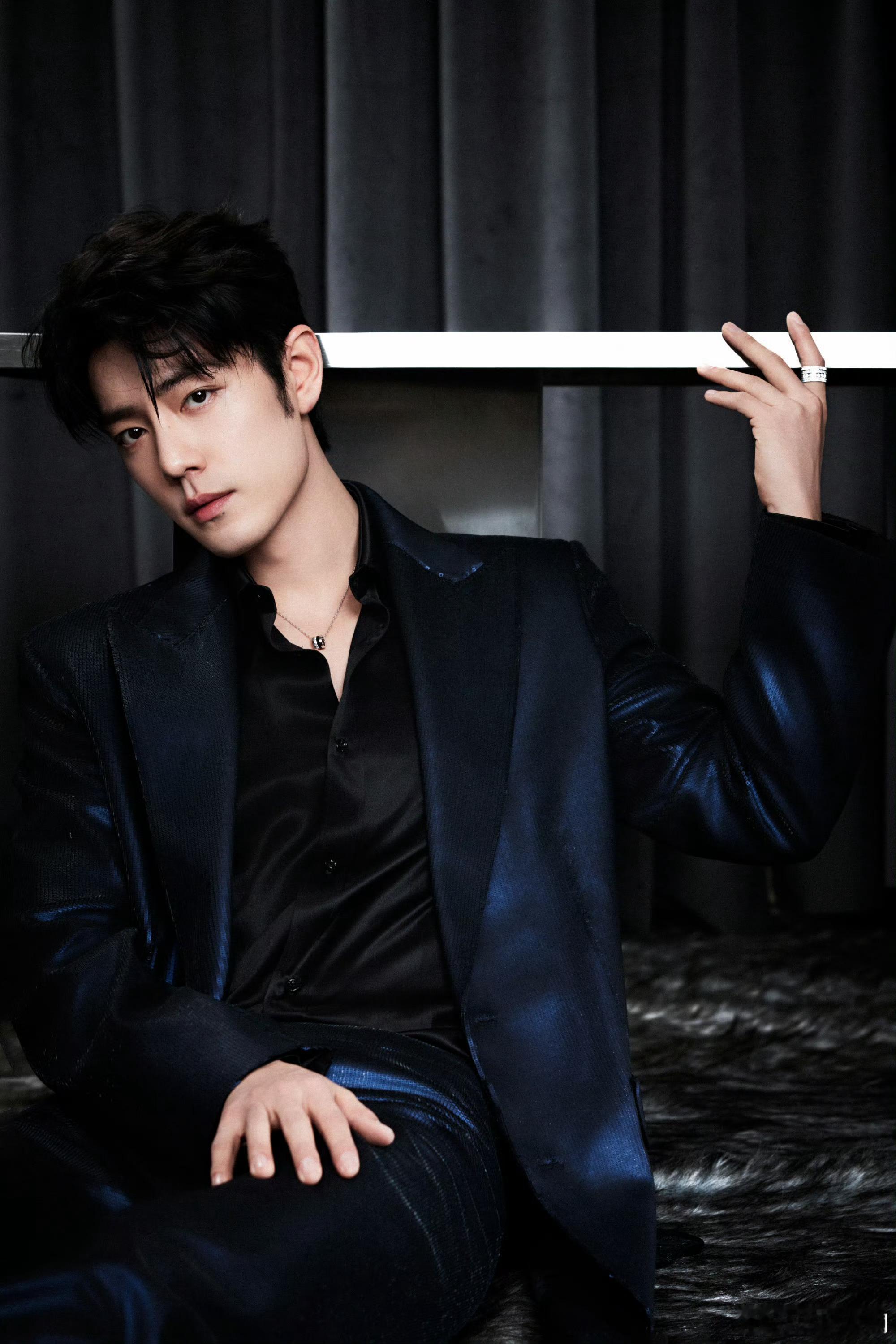 肖战微博之夜造型图！一身丝绒西装又A又欲，在明暗交错的镜头里，帅得让人失语！肖战