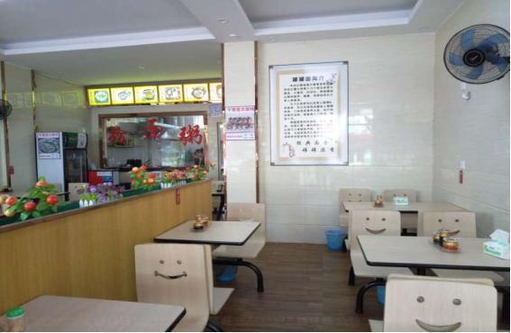 广东韶关，一90后小伙，到一快餐店点了1盘猪头肉和1瓶白酒，没想到，小伙刚吃完就