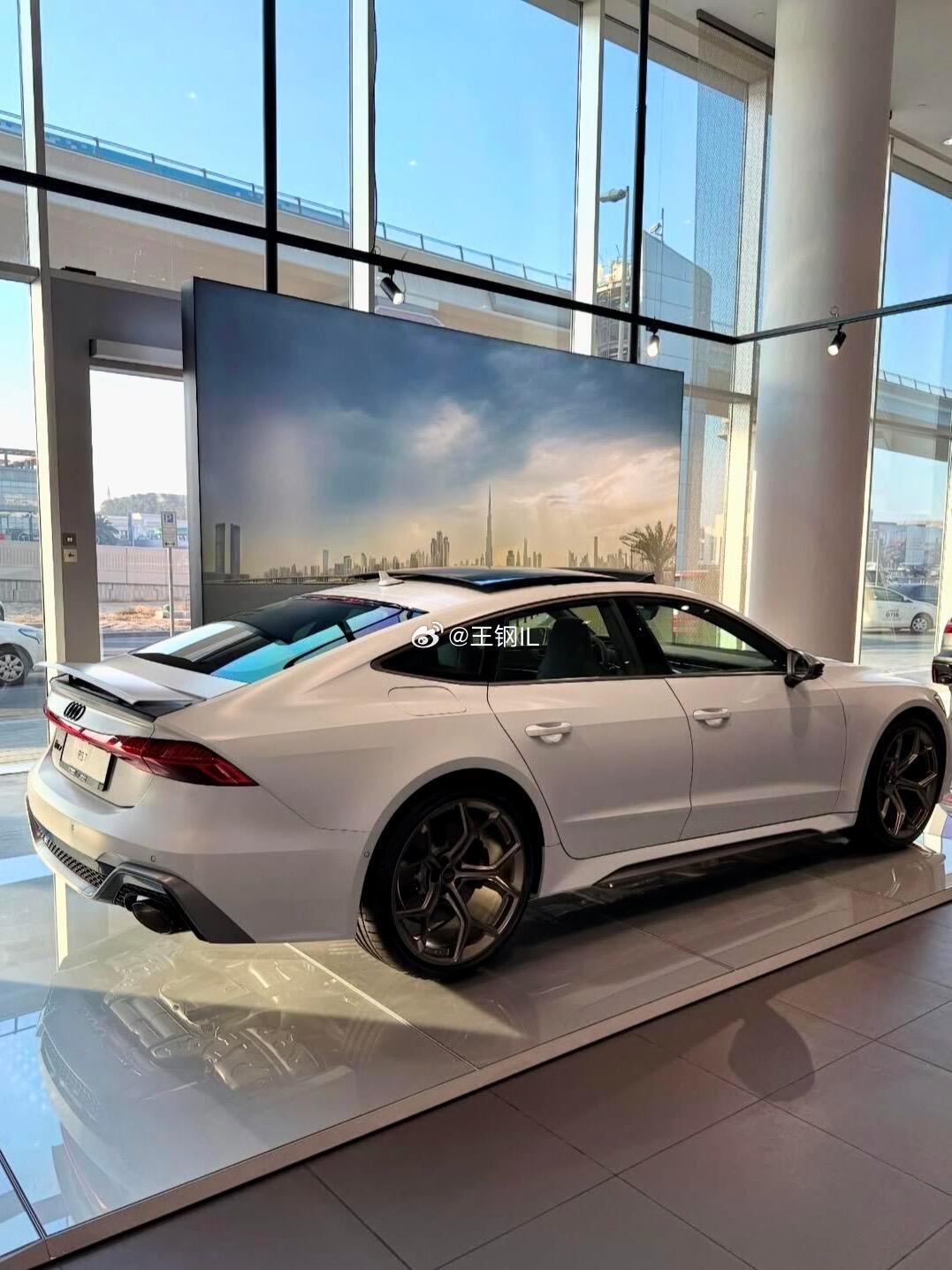 被这台RS7帅到了！西装暴徒，实实在在的性能猛兽，经典溜背Sportback，无