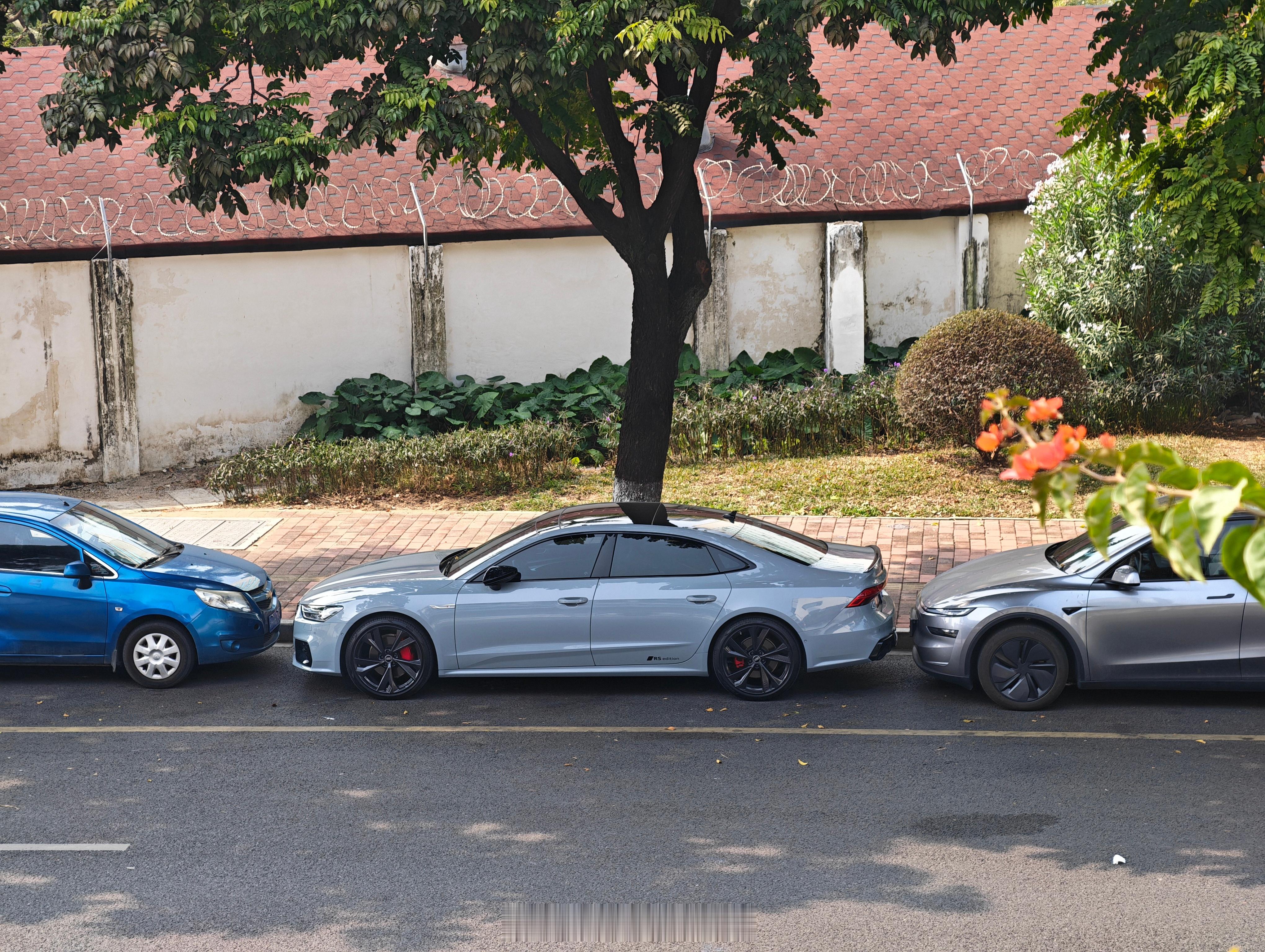 配有 RS 套件的奥迪 A7L 还挺帅的，就是好奇它到时候怎么开出来？ 