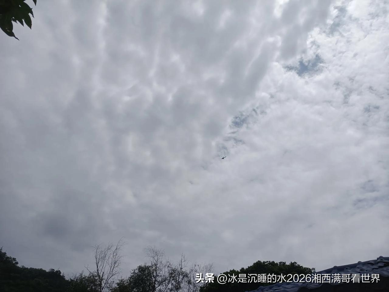 今天中午，空中传来飞机发动机的轰鸣声，我赶紧出门眺望，发现2架直升机编队飞过，疑