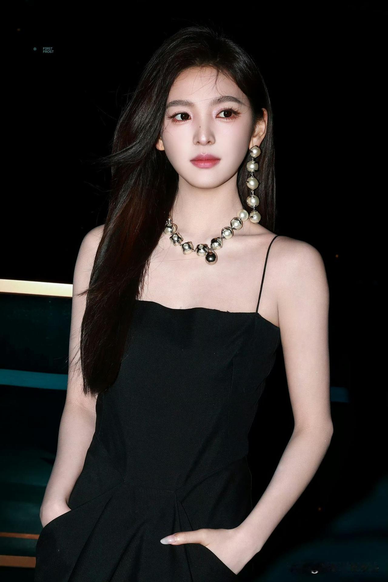 章若楠，这张脸杀疯了！

1月29日，纪梵希活动现场，章若楠以黑长直发型搭配黑色