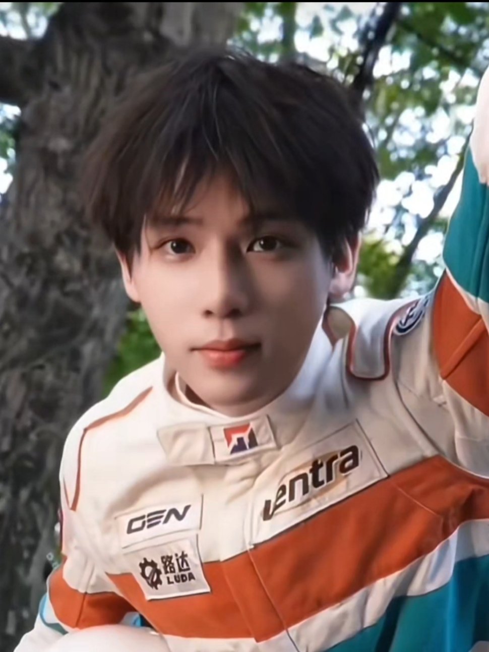 是怎么做到又萌又乖又帅的 大眼萌狗～ 