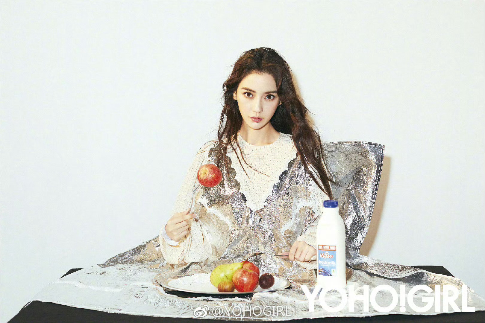 angelababy 杨颖 中午好呀，铁血将将们！在干什么呀现在？和小管聊聊吧