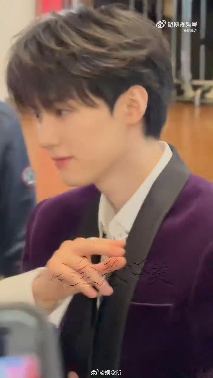 周翊然突然飞吻饭撒 看到视频里那个飞吻我直接愣住！周翊然也太会了吧，工作途中还不