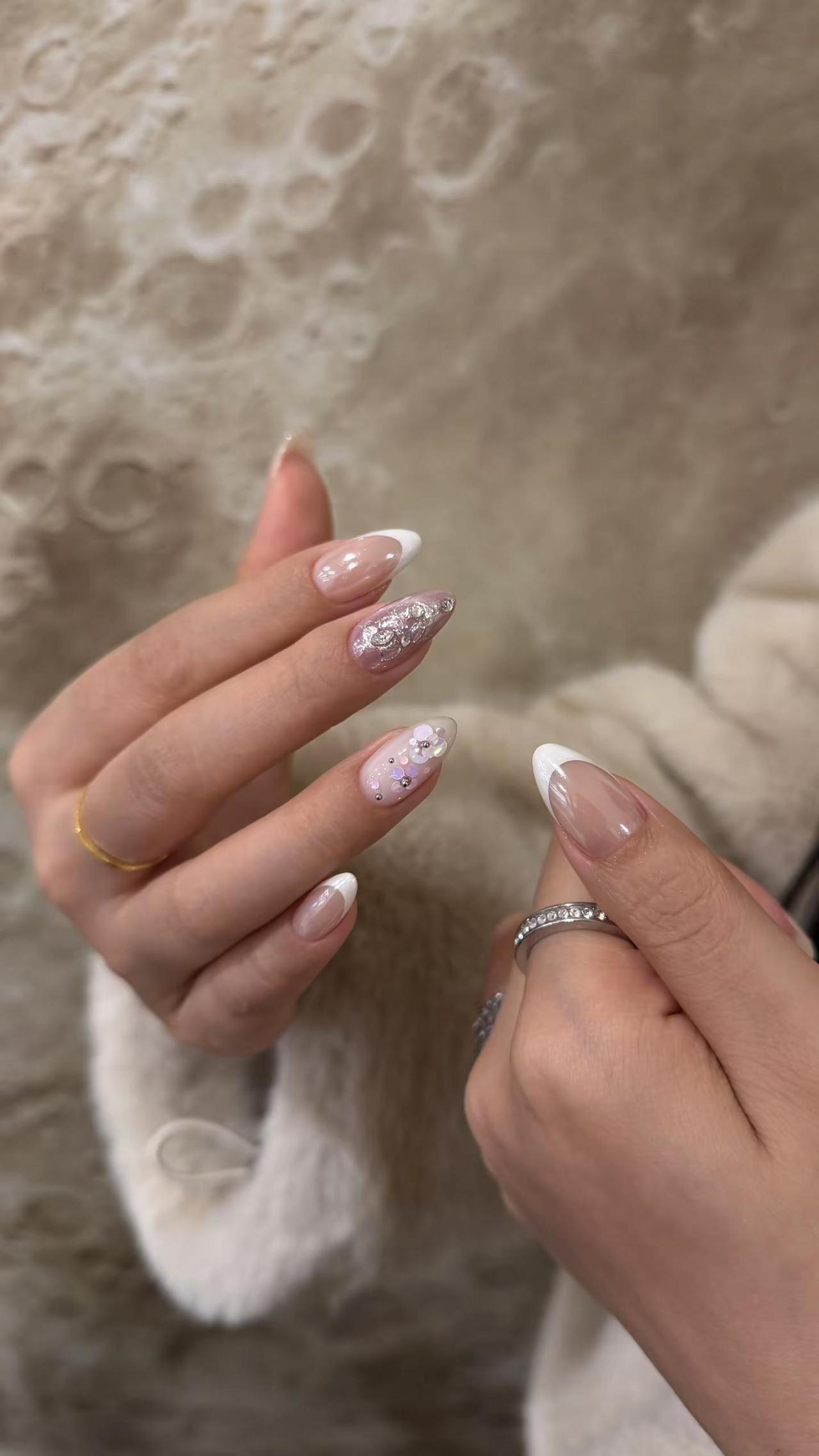 很喜欢亮片元素了。女生美甲ins风高级感 白女美甲 ins美甲 辣妹美甲