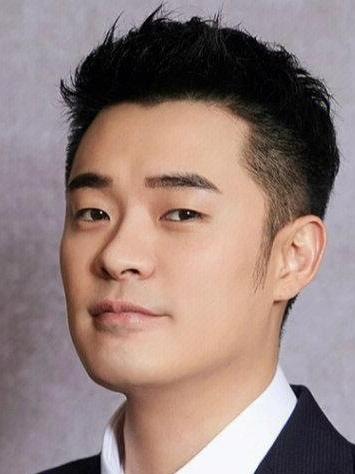 陈赫在多个场合对新人演员给予了安慰与鼓励，展现出了演艺圈前辈的暖心一面，其中较为