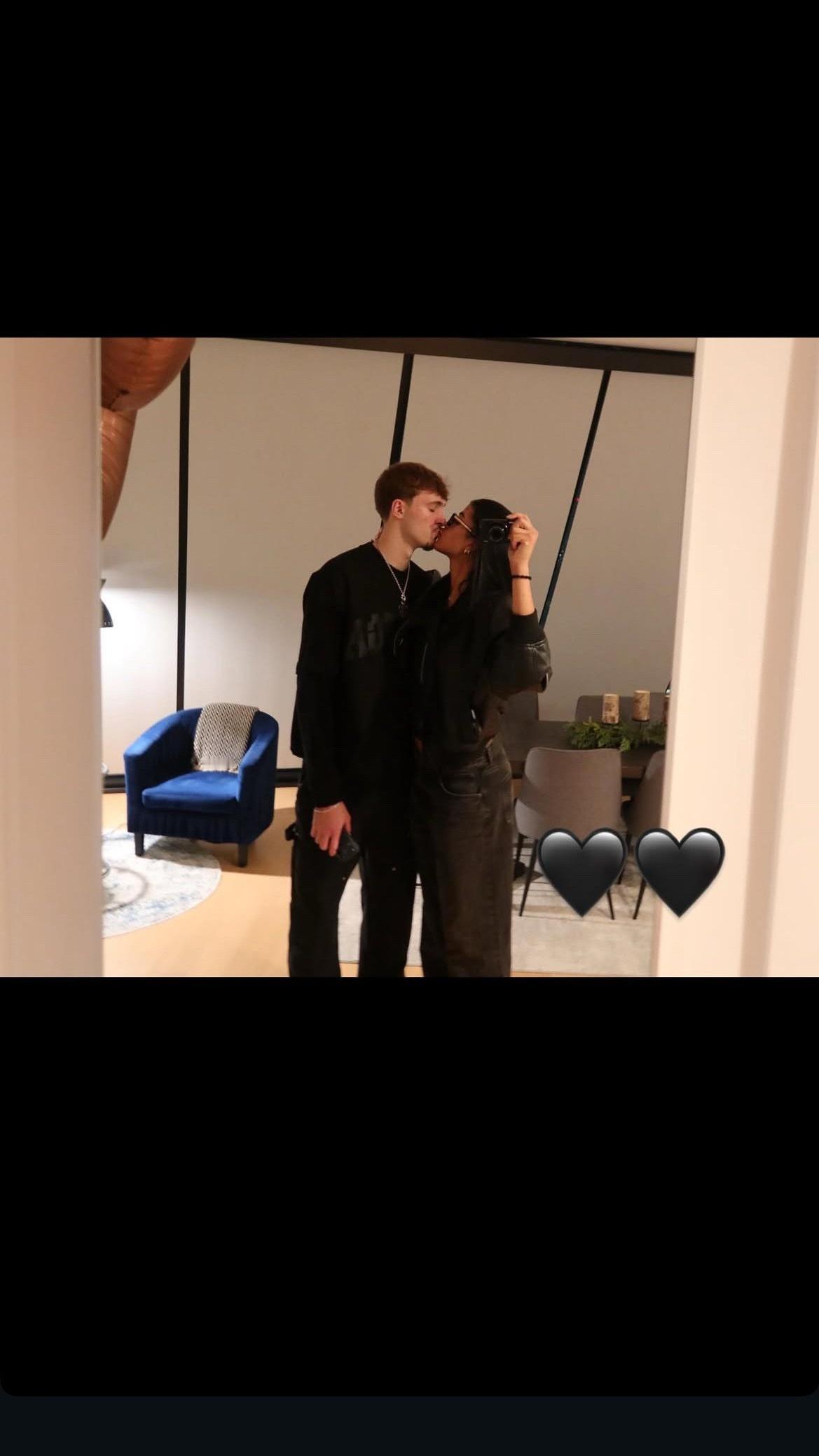 弗拉格在社交媒体秀恩爱🖤🖤 