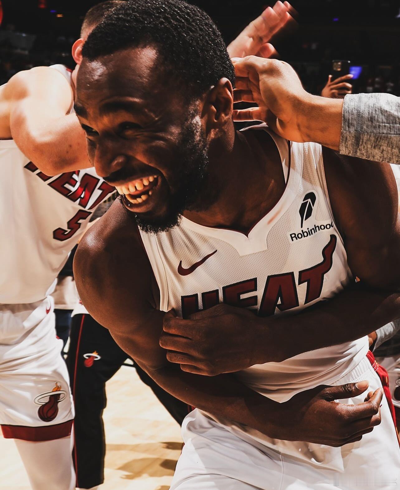 嘴哥很开心，绝杀骑士后久违的更新了自己的社交平台，晒出了自己的扣篮绝杀赛场照