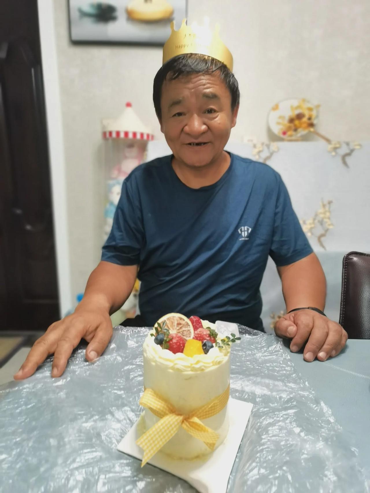 《国庆安全行，文明乐出游》
 
国庆佳节，红旗飘扬，秋高气爽，正是出游的好时节。
