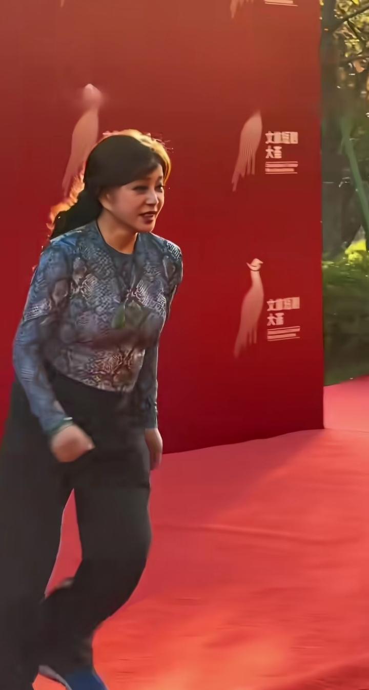 75岁的刘晓庆近况真的太能打，现身活动健步如飞，身姿挺拔、步履轻快，完全看不出已