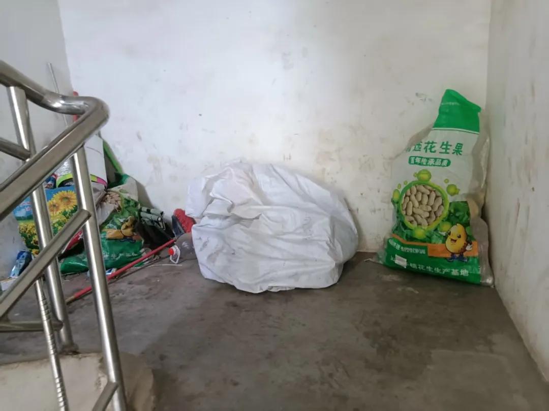 电柜旁存放可燃物、酒店和住宅共用疏散楼梯……这些安全隐患需整改！