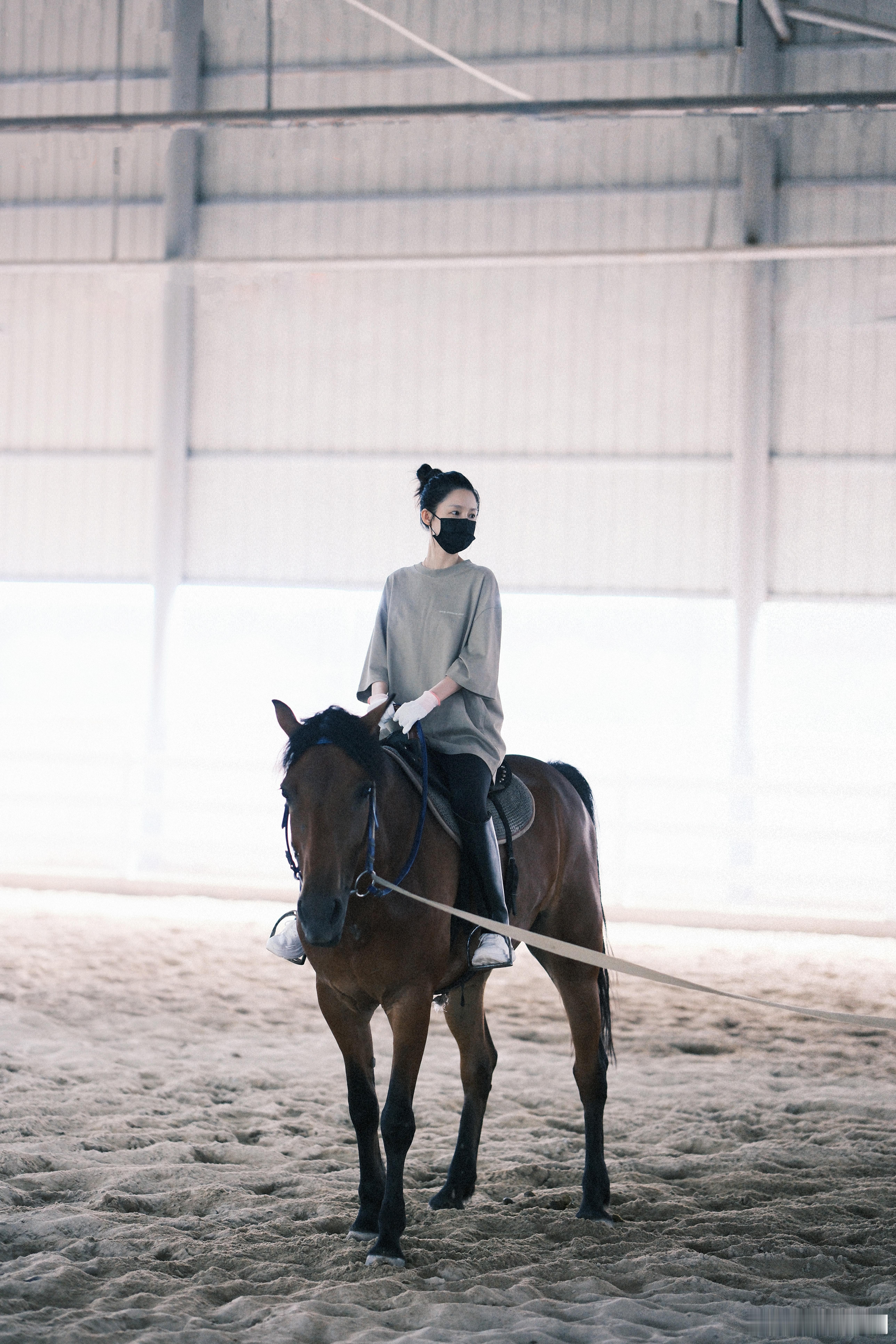 #李沁骑马训练花絮##李沁骑马花絮照# ​​​看到李沁骑马的样子，仿佛看到了一个