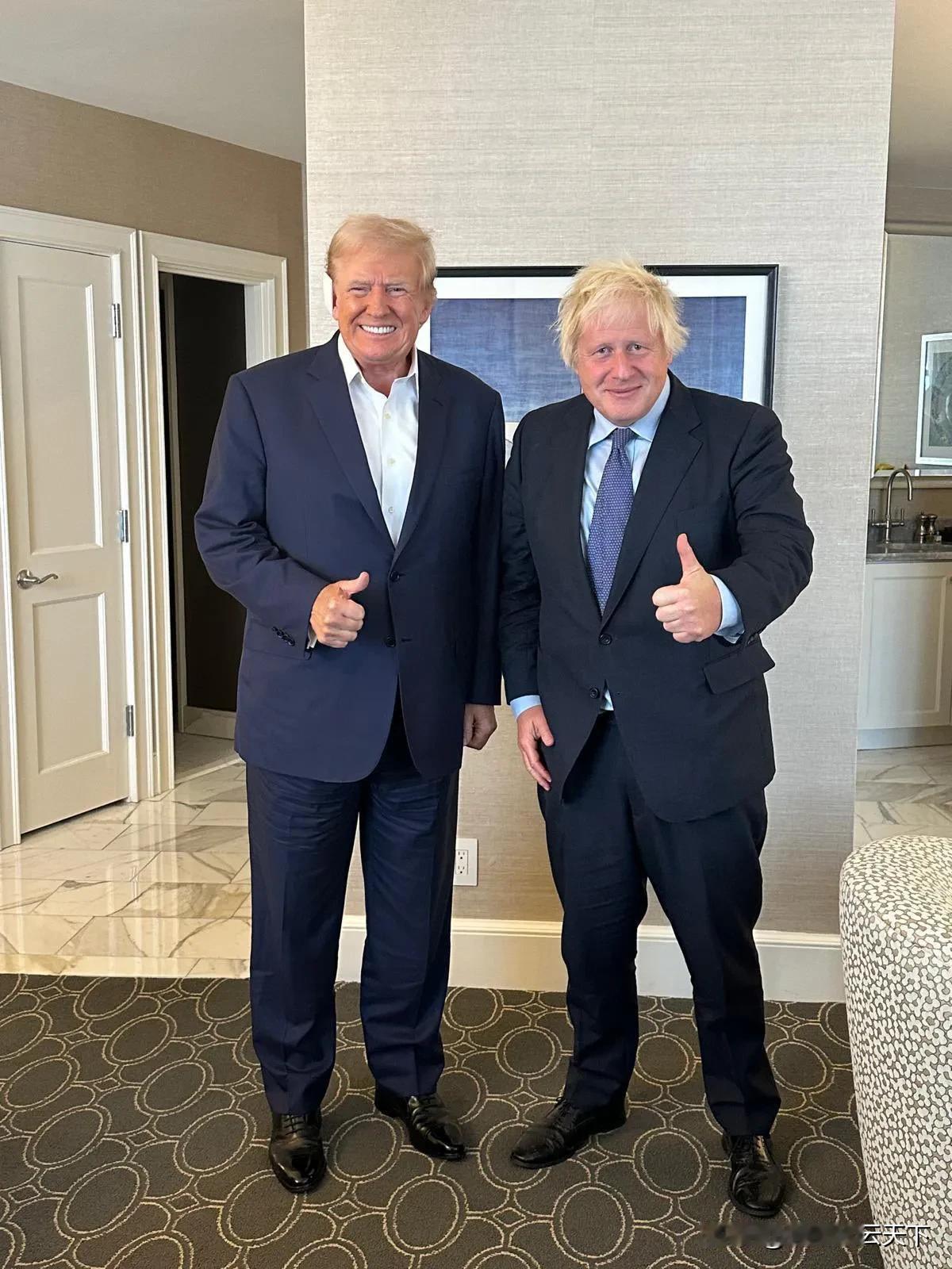英国前首相约翰逊，昨天跑到华盛顿去面见特朗普。“一只耳”笑的很开心，心里却未必待