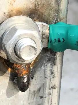 这是哪位电焊工干的活？又是哪位电工接的线？都站出来，咱们握握手，交个朋友！

接